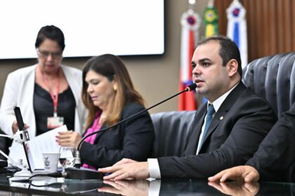 Roberto Cidade solicita a UEA abertura de vagas de residencia em Neuropediatria para melhorar atendimento as criancas com TEA Foto Rodrigo Brelaz HfjR13