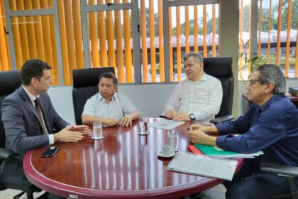 Sinesio Campos articula junto a Suframa regularizacao fundiaria de areas federais qxq00R