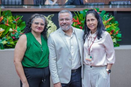 Wilker Barreto homenageia professores Joao Fernandes e Izabel Cristina com Medalha Ignes de Vasconcellos na Aleam Foto Daniel Santos bN4X9o