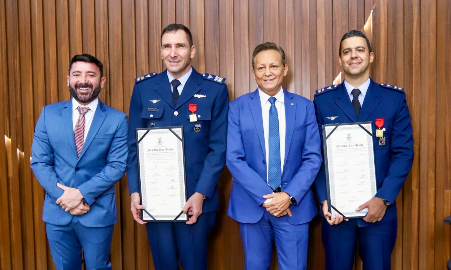 Adjuto Afonso e Carlinhos Bessa concedem Medalha Ruy Araujo a tenente coronel e coronel aviadores da Forca Aerea Foto Danilo Mello Aleam MdO6KC