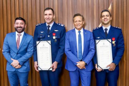 Adjuto Afonso e Carlinhos Bessa concedem Medalha Ruy Araujo a tenente coronel e coronel aviadores da Forca Aerea Foto Danilo Mello Aleam MdO6KC
