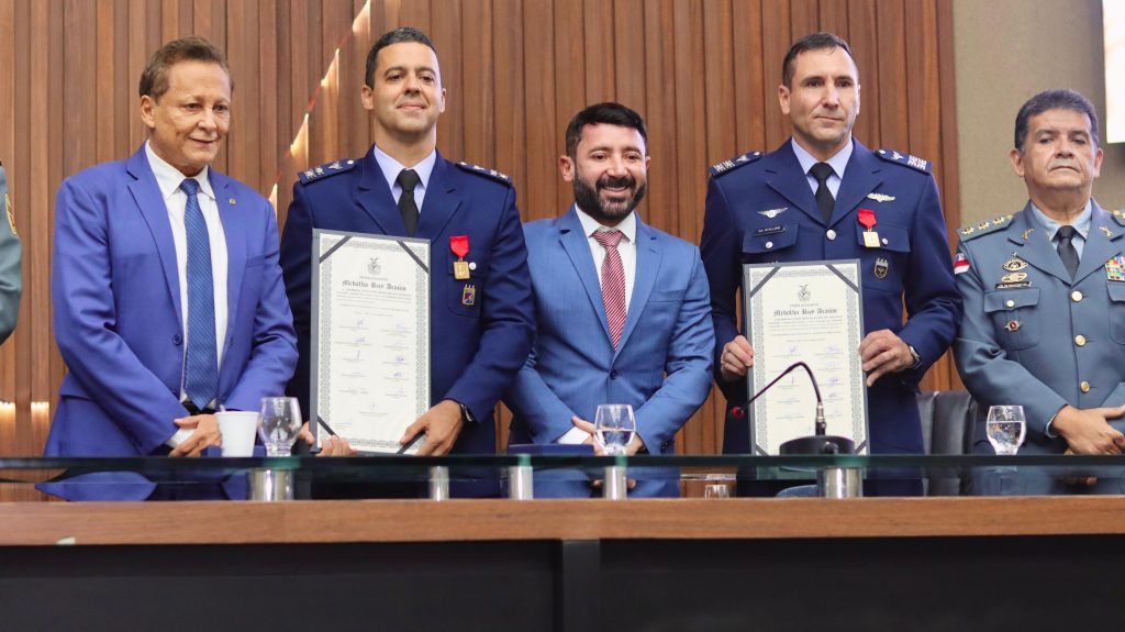 Assembleia do Amazonas entrega Medalha Ruy Araujo a oficiais da Forca Aerea Brasileira Foto Danilo Mello Aleam 1024x575 4tUQBB