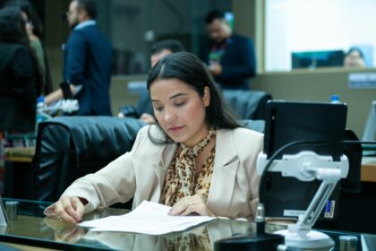 Deputada Mayara Pinheiro tem dois Projetos de Lei aprovados um focado em autonomia financeira e outro em reconstrucao mamaria rKydh7