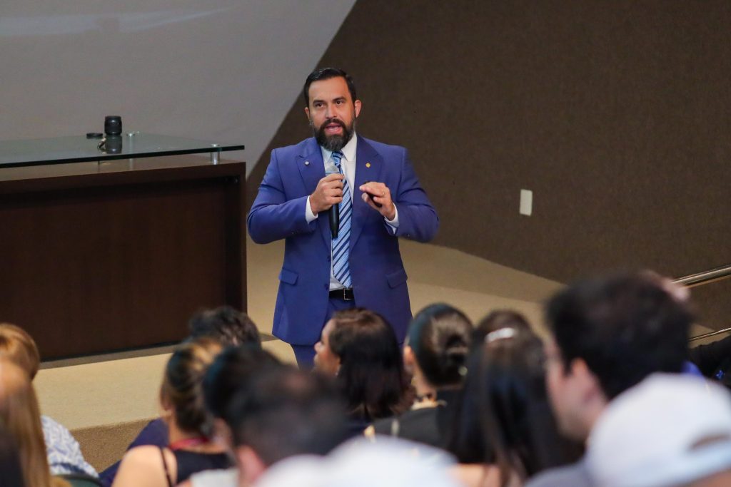 Dr. George Lins destaca a importancia do diagnostico precoce do cancer de prostata em palestra na Aleam Foto Leandro Castro 1024x683 mpPYj8