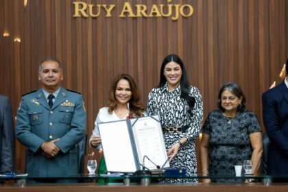 Juiza Andrea Medeiros e homenageada na Assembleia Legislativa do Amazonas com a medalha Ruy Araujo pela deputada Mayra Dias Foto Tadeu Rocha 1024x683 Pa9eM7