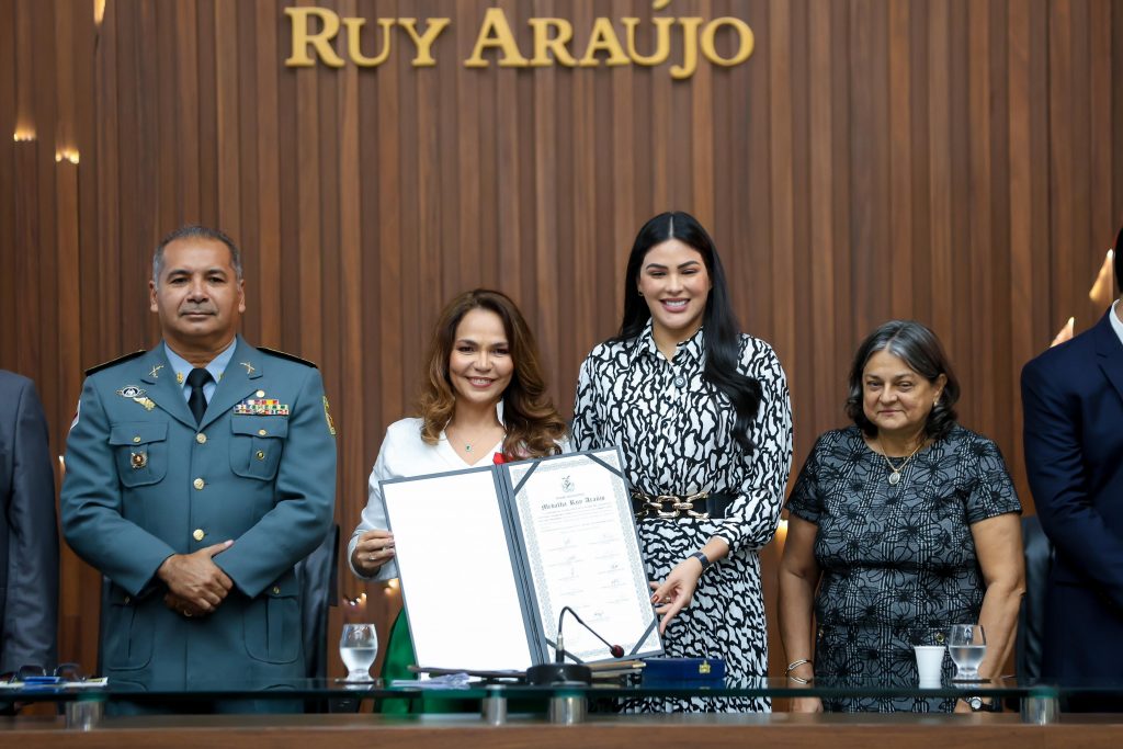 Juiza Andrea Medeiros e homenageada na Assembleia Legislativa do Amazonas com a medalha Ruy Araujo pela deputada Mayra Dias Foto Tadeu Rocha 1024x683 Pa9eM7