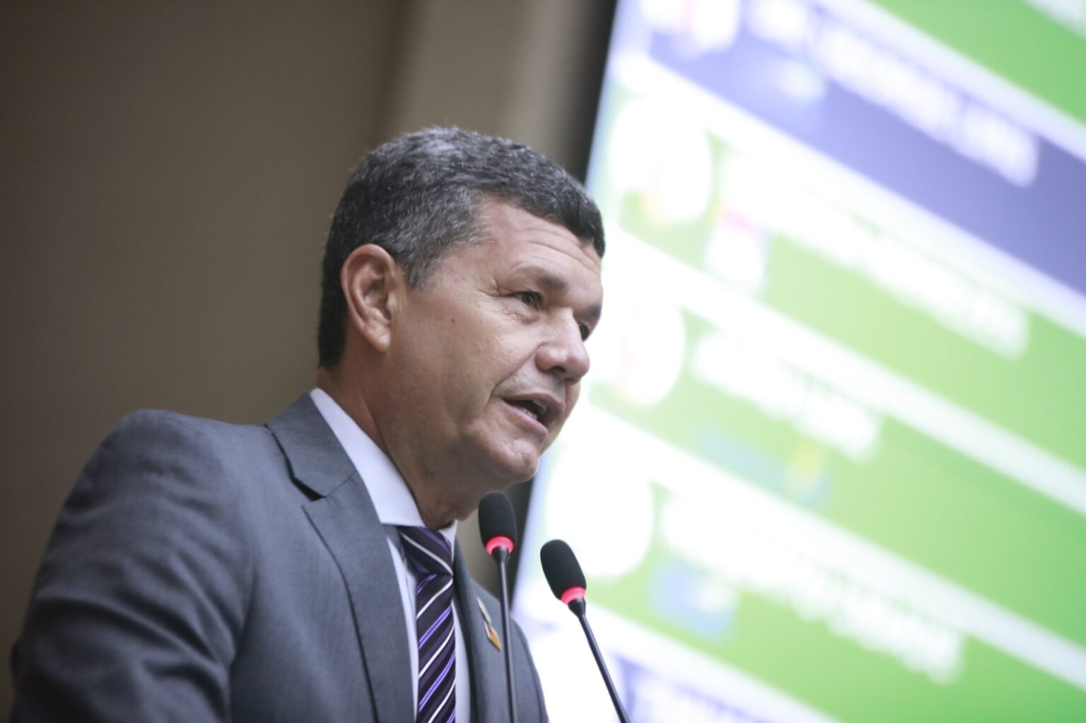 No Dia Nacional da Cultura deputado Comandante Dan celebra aprovacao de Projeto de Lei para instituir a Feira do Livro Leitura e Literatura no Amazonas 3VXOOc