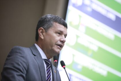 No Dia Nacional da Cultura deputado Comandante Dan celebra aprovacao de Projeto de Lei para instituir a Feira do Livro Leitura e Literatura no Amazonas 3VXOOc
