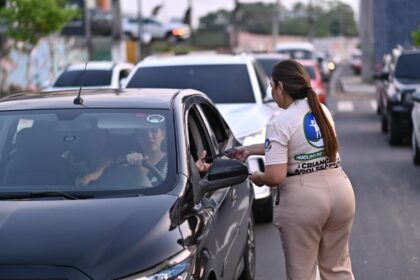 Nucleo de Protecao a Crianca da Aleam realiza sensibilizacao em sinais de transito de Manaus Foto Daniel Nogueira Kx5Ivj