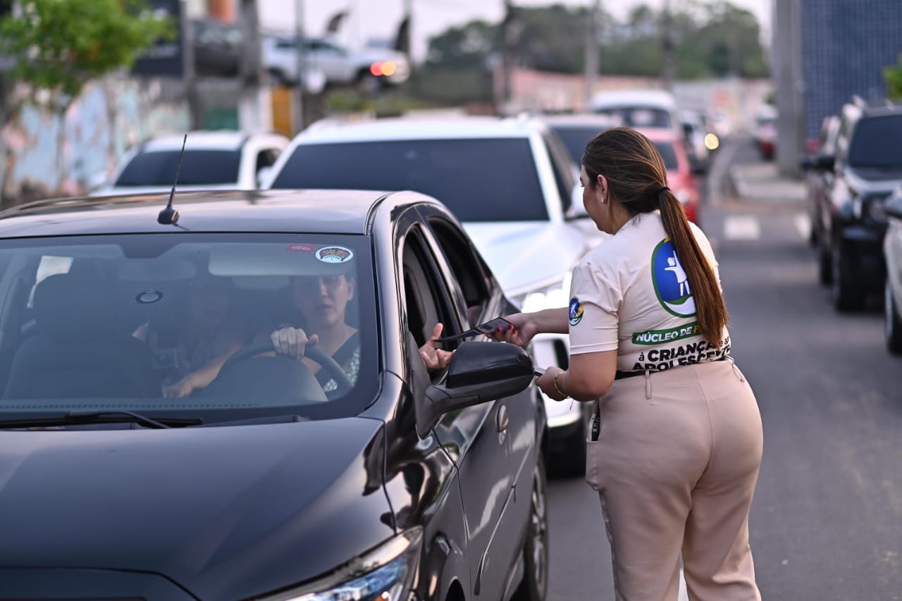 Nucleo de Protecao a Crianca da Aleam realiza sensibilizacao em sinais de transito de Manaus Foto Daniel Nogueira