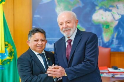 Sinesio Campos entrega proposta de regularizacao de areas em Manaus ao presidente Lula HrOdJl