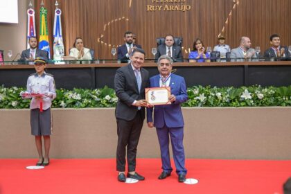 Delegado Pericles entrega a Medalha do Merito Legislativo ao empresario Martins Rabelo Foto Marcio James 1024x683 Itcpad