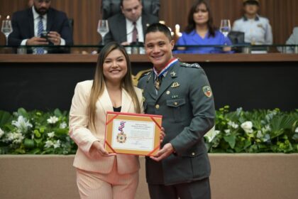 Deputada Joana Darc homenageia o chefe de Operacoes do Batalhao de Policiamento Ambiental do Amazonas capitao Sato 1024x683 aLnuGa