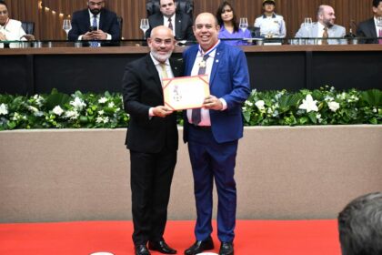 Deputado Cabo Maciel entrega Medalha do Merito Legislativo ao advogado Paulo Trindade Foto Paulo Ferraz 1024x683 NeVJLX