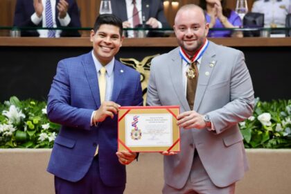 Deputado Mario Cesar Filho concede ao deputado federal Fausto Vieira dos Santos Junior a Medalha do Merito Legislativo 2024 Foto Leandro Cardoso 1024x646 vomvH4