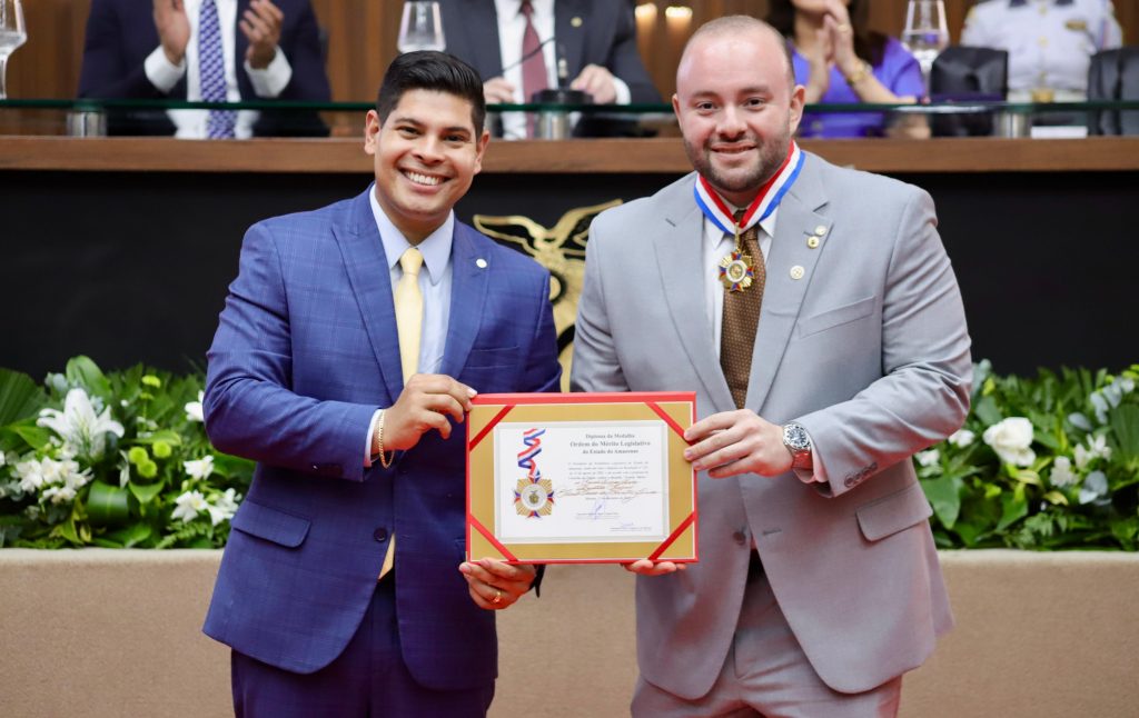 Deputado Mario Cesar Filho concede ao deputado federal Fausto Vieira dos Santos Junior a Medalha do Merito Legislativo 2024 Foto Leandro Cardoso 1024x646 vomvH4