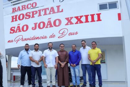 Dr. George Lins elogia a estrutura do Barco Hospital Sao Joao XXIII Foto Leandro Castro 1024x732 fEKfdS