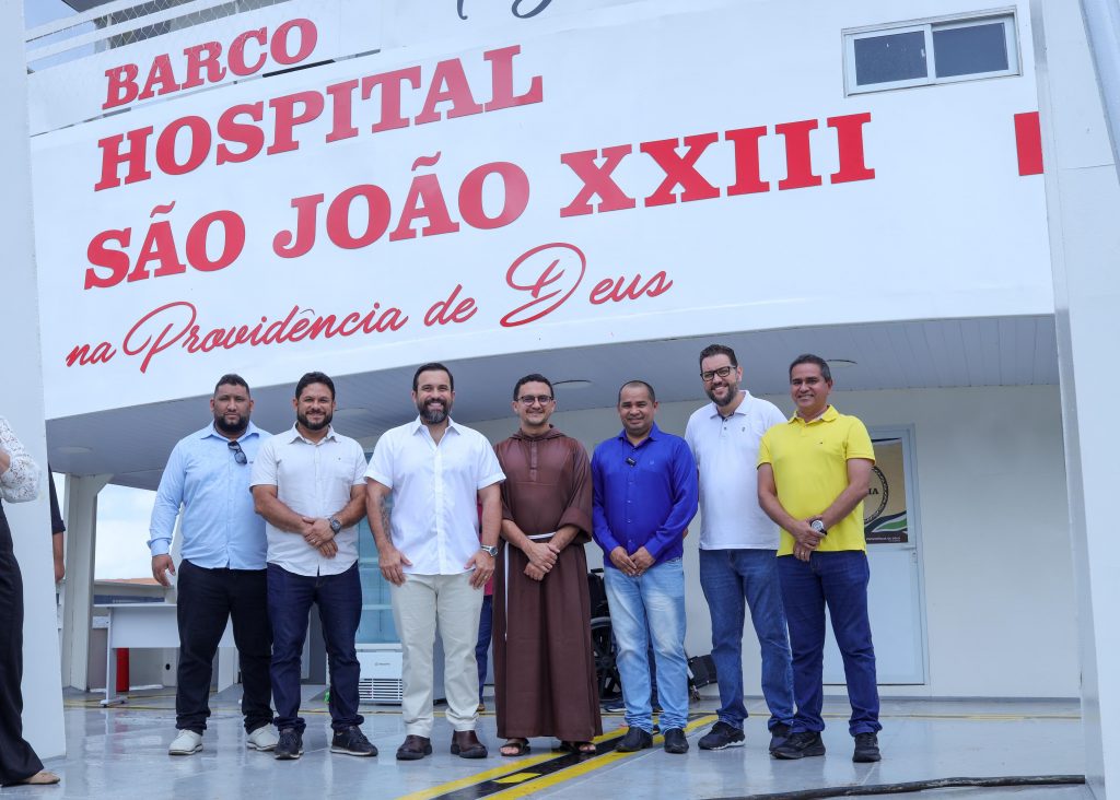 Dr. George Lins elogia a estrutura do Barco Hospital Sao Joao XXIII Foto Leandro Castro 1024x732 fEKfdS