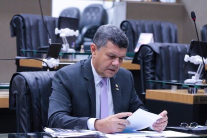 Leis do Comandante Dan que beneficiam a leitura e a conscientizacao sobre a cultura de paz sao sancionadas pelo Governo do Estado uVKEKJ