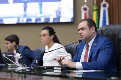 Presidente Roberto Cidade anuncia antecipacao de pagamento do 13o salario dos servidores da Aleam Foto Rodrigo Brelaz FmHEWi