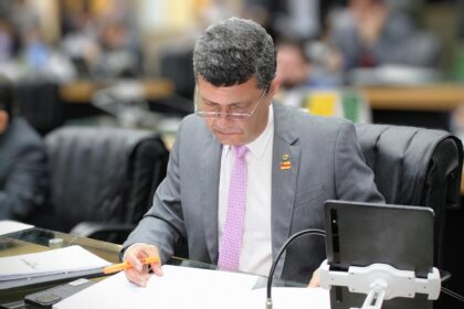 Projeto de Lei do deputado Comandante Dan beneficia a area de saude no Amazonas e os profissionais de Educacao Fisica hYd33T