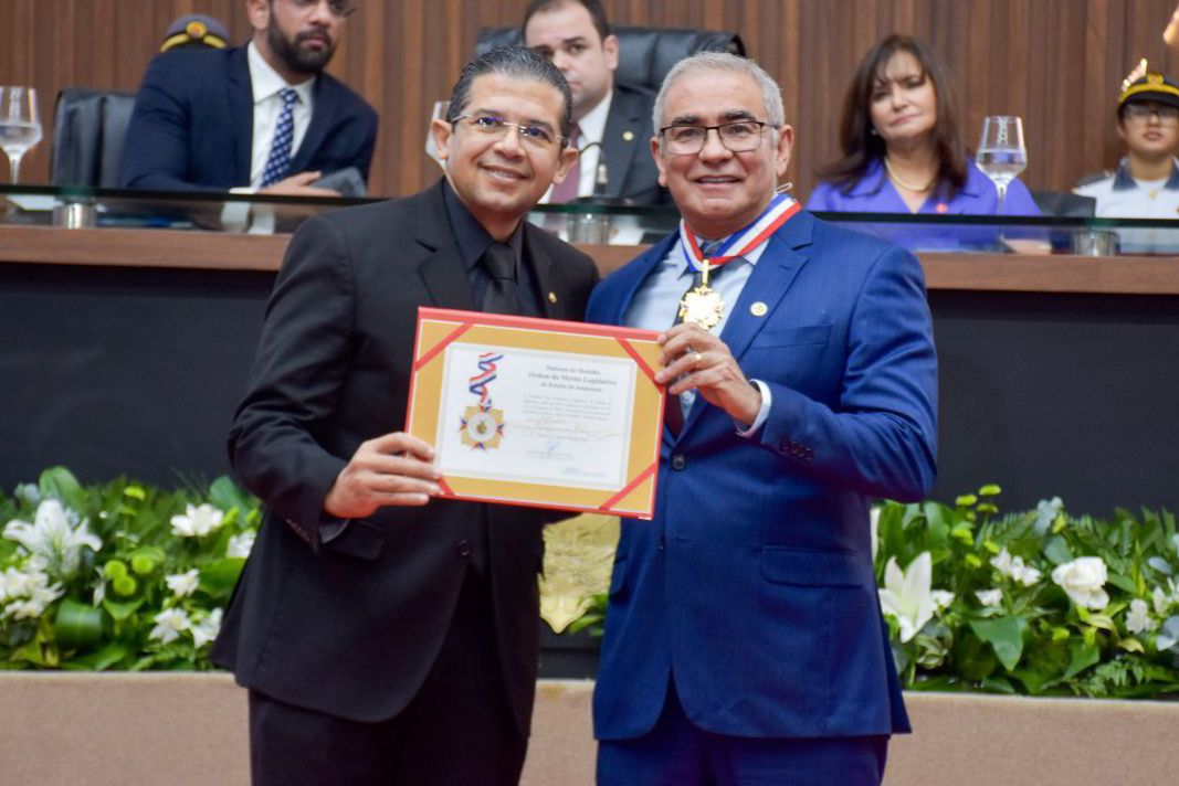 Secretario Carlos Henrique e homenageado pelo deputado Joao Luiz com Medalha do Merito Legislativo Foto Mauro Smith ce1Ovd