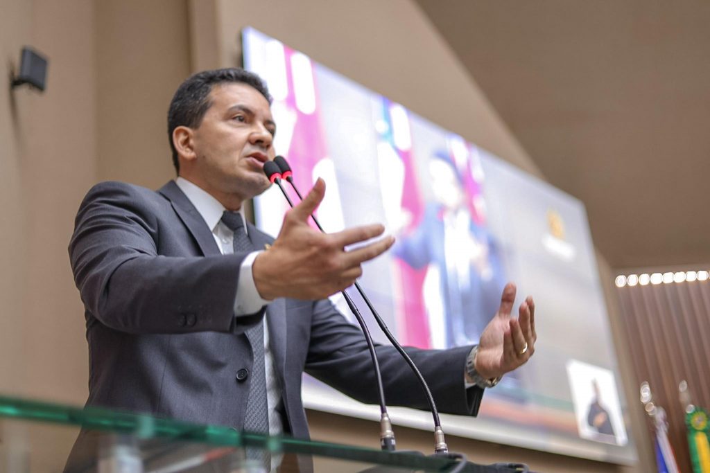 Delegado Pericles acionara MPAM e TCE AM contra prefeito de Tefe por contratos milionarios com cantores Foto Marcio James 1024x683 l2Zm0t