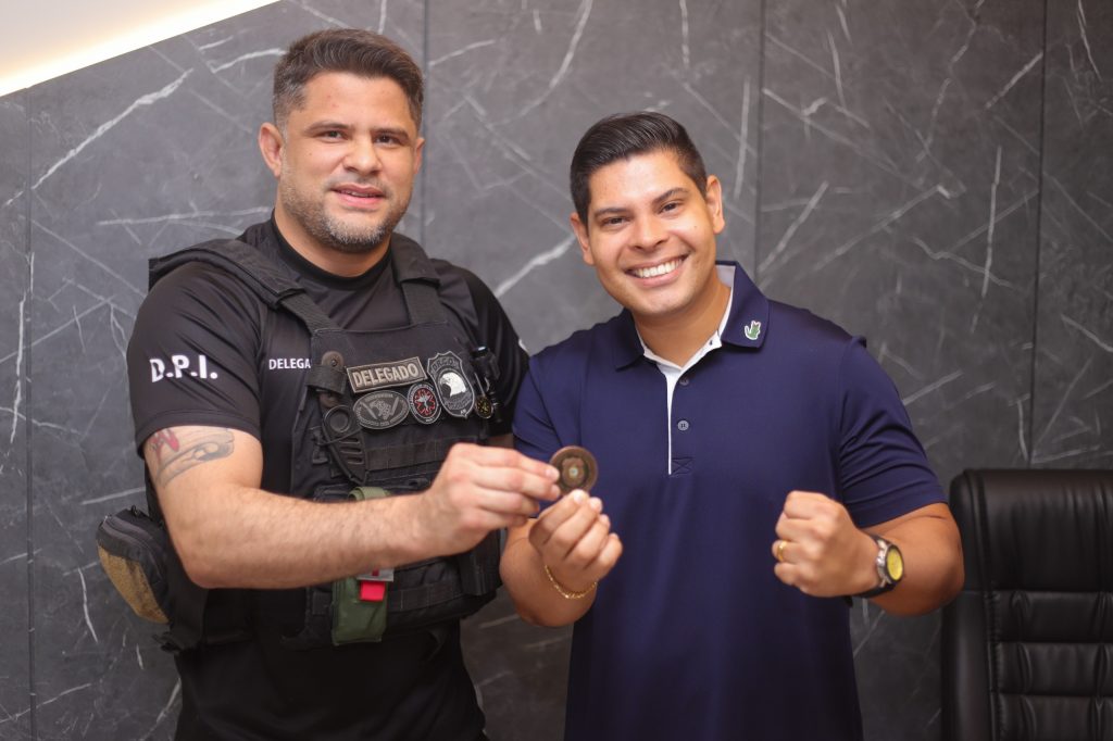 Deputado Mario Cesar Filho recebe moeda de distincao da Policia Civil do Amazonas 1024x682 Bojl8j
