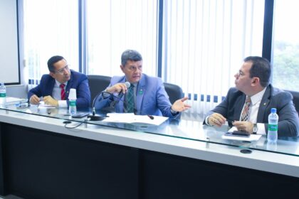 Comandante Dan recebe vigilantes com salarios em atraso em reuniao na Assembleia Legislativa do Amazonas MEJE1T