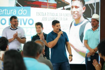 Deputado Mario Cesar Filho participa com o governador Wilson Lima da abertura do ano letivo de 2025 no interior na Escola da Floresta Foto Diego Perez 1024x719 TDwrR8