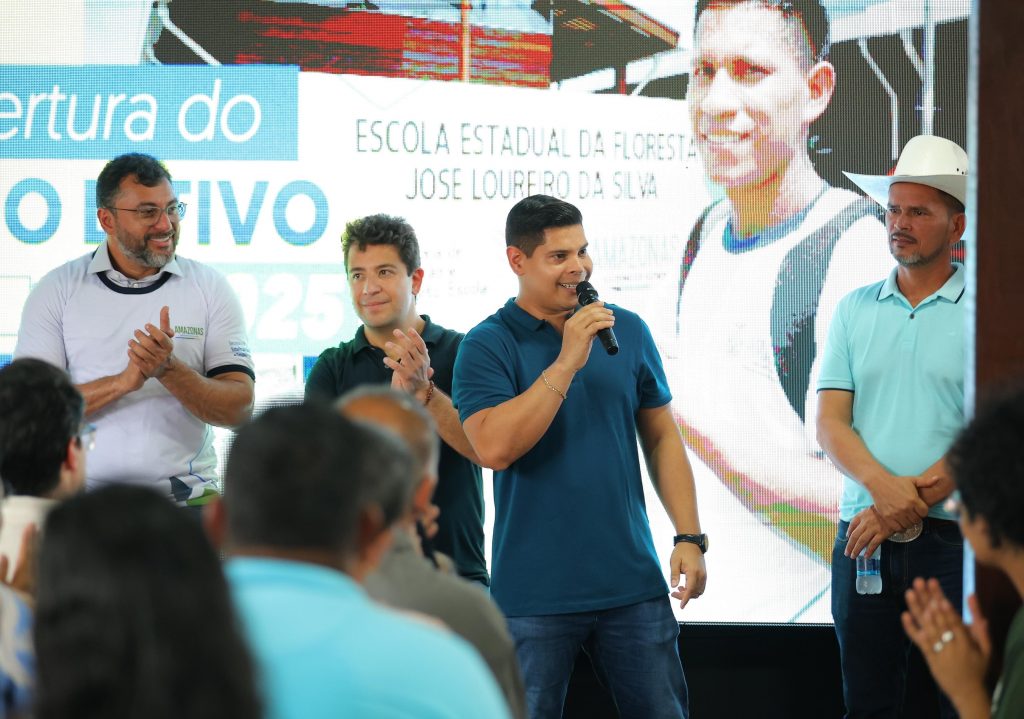 Deputado Mario Cesar Filho participa com o governador Wilson Lima da abertura do ano letivo de 2025 no interior na Escola da Floresta Foto Diego Perez 1024x719 TDwrR8