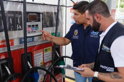 Deputado Mario Cesar Filho presidente da CDC Aleam e Procon AM intensificam fiscalizacao em postos de combustivel apos aumento no preco de combustivel 1024x683 bYIOLm