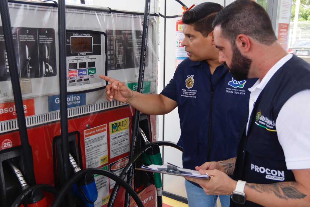 Deputado Mario Cesar Filho presidente da CDC Aleam e Procon AM intensificam fiscalizacao em postos de combustivel apos aumento no preco de combustivel 1024x683 bYIOLm