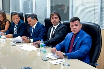 Deputado Thiago Abrahim continua no comando da Comissao de Assuntos Municipais da Aleam CCXBDp
