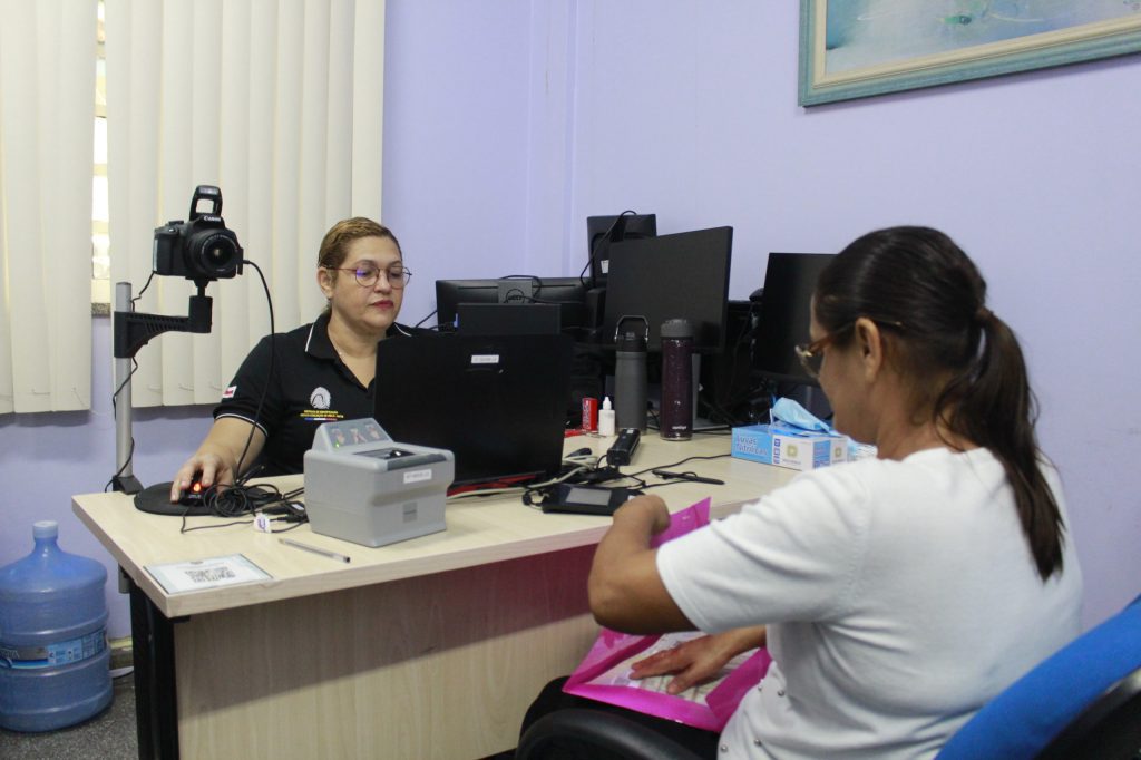 SSP-AM realiza atendimentos para emissão da CIN durante evento em homenagem ao Dia Internacional da Mulher 2 ACAO MULHERES CIN FOTOS VICTOR LEVY SSP AM 1 1024x682 1