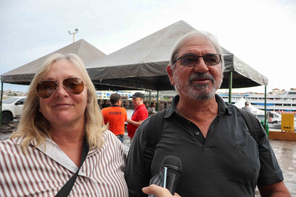 Navio inédito Silver Ray aporta em Manaus com mais de 1,1 mil turistas 3 AMAZONASTUR Chegada do navio Silver Ray Na Foto Debbie Lewis e John 1024x683 1