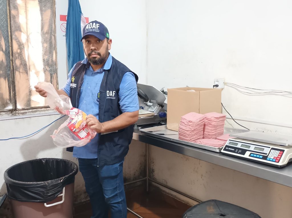 Adaf apreende 6,8 toneladas de alimentos com prazo de validade vencido no bairro Monte das Oliveira 3 Adaf2 empresa fazia fracionamento ilegal 1024x764 1