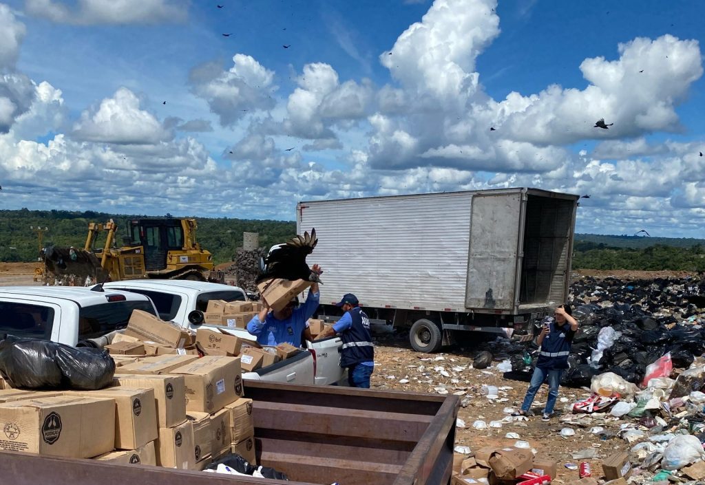Adaf apreende 6,8 toneladas de alimentos com prazo de validade vencido no bairro Monte das Oliveira 2 Adaf3 Produtos foram descartados no lixao 1024x705 1