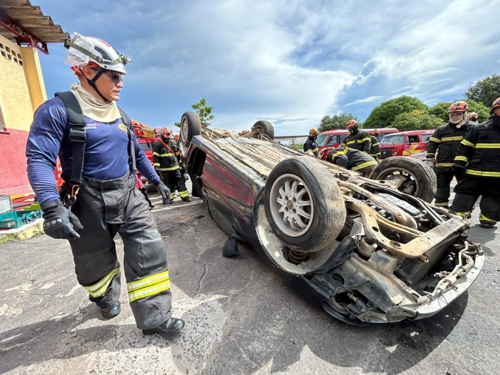 Simulado de salvamento veicular com vítimas presas às ferragens capacita bombeiros do estado para situações reais 3 CBMAM TREINO SIMULADO 1024x768 1