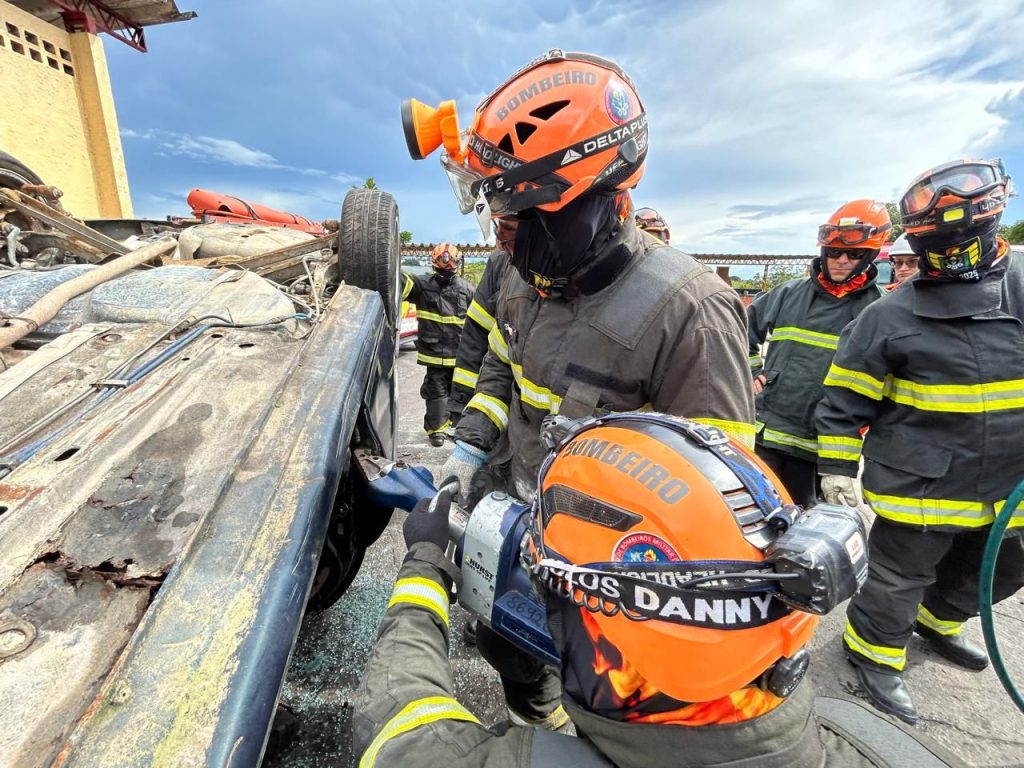 Simulado de salvamento veicular com vítimas presas às ferragens capacita bombeiros do estado para situações reais 2 CBMAM TREINO SIMULADO2 1024x768 1