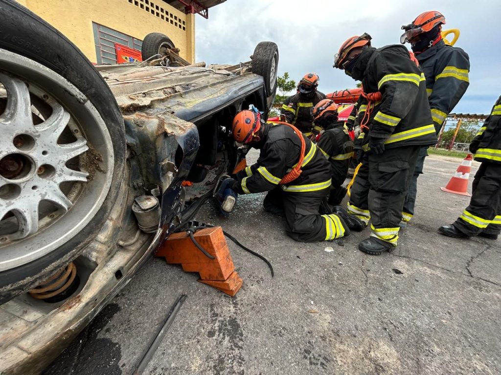 Simulado de salvamento veicular com vítimas presas às ferragens capacita bombeiros do estado para situações reais 9 CBMAM TREINO SIMULADO5 1024x768 1