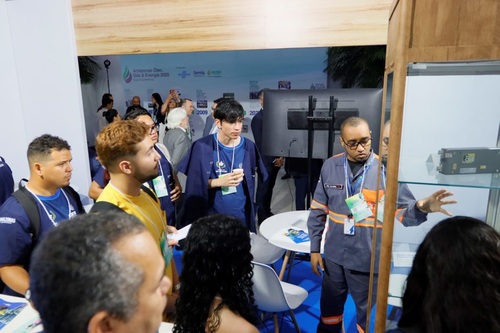 Papel da Cigás na transição energética do estado é destaque na Amazonas Óleo, Gás e Energia 2025 3 CIGAS Especialista da Cigas atende visitantes no Stand CREDITO DA FOTO Divulgacao Cigas 1024x683 1