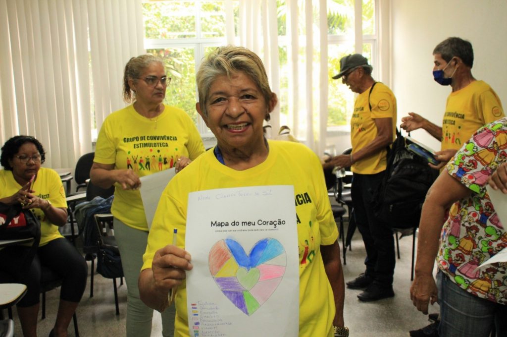 ‘Som das Emoções’: Idosos assistidos pelo Ceci da Seas usam ‘mapa do coração’ para falar de sentimentos 7 CLARISSE SA 73 ANOS 1024x680 1