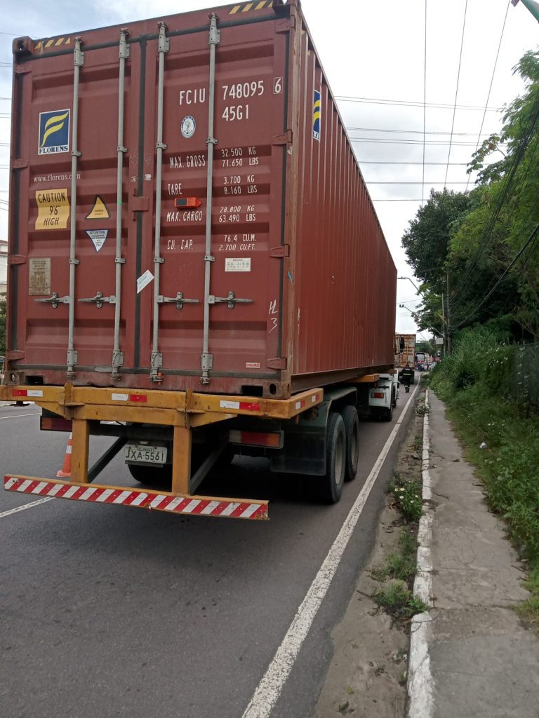 Detran-AM: Fiscalização flagra jovem de 17 anos conduzindo caminhão trator sem CNH 3 Carga Pesada 1 768x1024 1