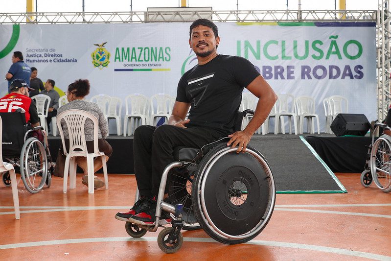 “Sou outra mulher com uma vida muito mais ativa”, diz beneficiada com o projeto ‘Inclusão sobre Rodas’ do Governo do Amazonas 9 ENTREGA CADEIRAS ARQUIVO SECOM 1