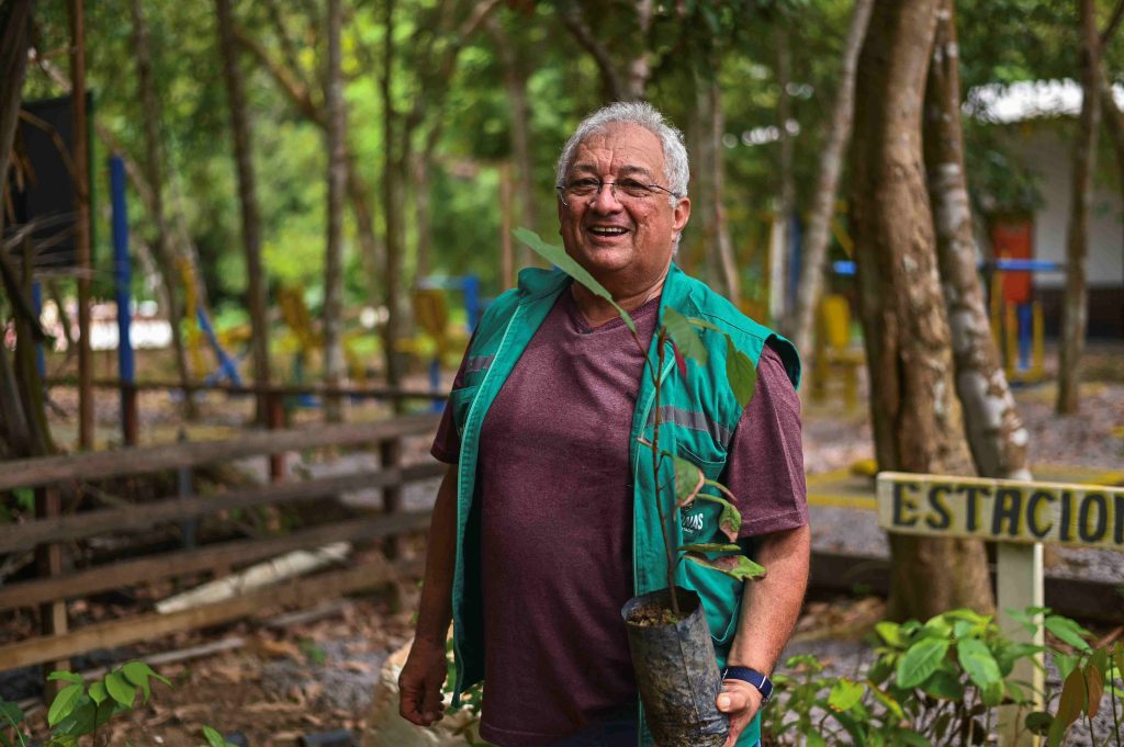 Servidores do Ipaam fazem o plantio de 150 mudas frutíferas e ornamentais em ação de preservação ambiental 9 Edson Gomes analista ambiental Foto 6 19 03 2025 1024x681 1