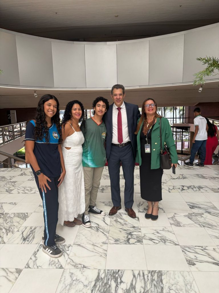 Escolas da rede estadual recebem prêmio da Olimpíada de Educação Financeira, em Brasília 7 Educacao Alunos de Parintins na Premiacao da Olitef Foto Arquivo Pessoal 2 768x1024 1