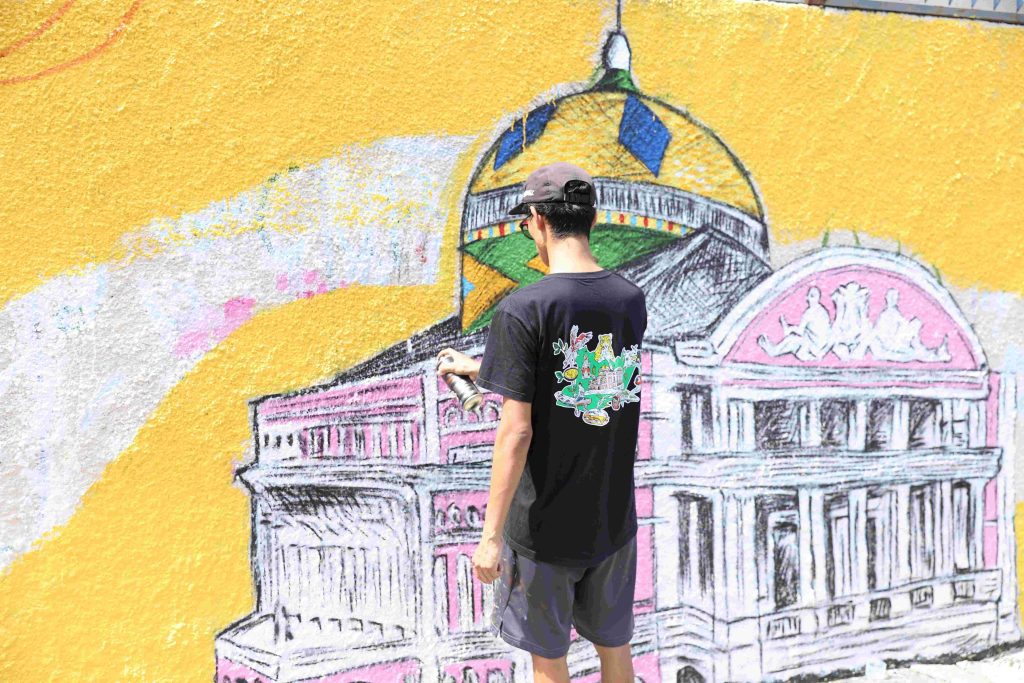 Escola Estadual Farias Brito inicia projeto de ‘Arte e Grafite’ com o intuito de valorizar o patrimônio escolar 3 Educacao Arte Grafite EE Farias Brito Artista Alizney Pereira Foto Eduardo Cavalcante 1 1024x683 1