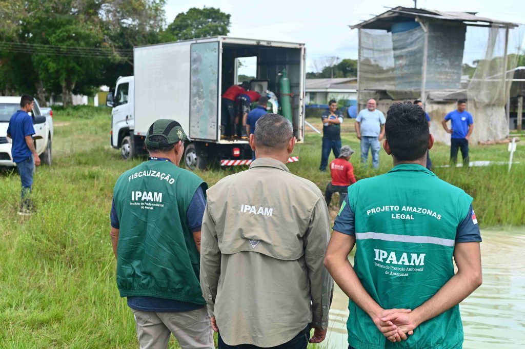 Ipaam, BPAmb e Ufam resgatam 74 animais, entre tartarugas e peixes, mantidos de forma ilegal em casa no Parque Dez 9 Equipe do Ipaam durante entrega de animais na Fazenda Experimental da Ufam Foto 5 20 03 2025 1024x681 1