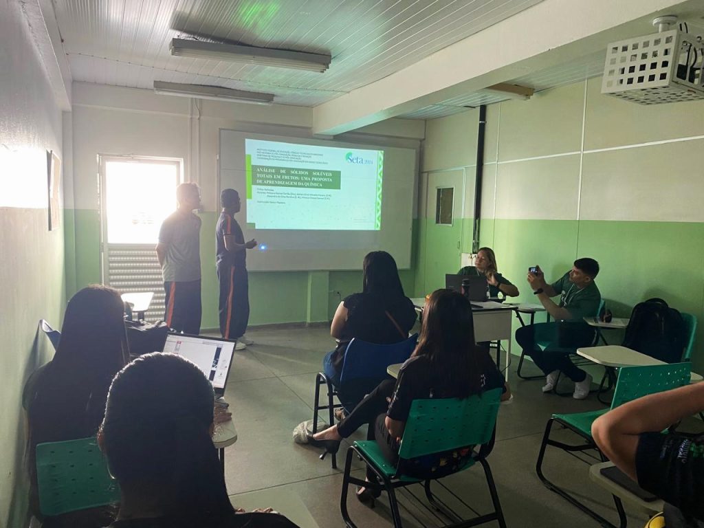 Com apoio do Governo do Amazonas, projeto desenvolvido na educação básica alia ensino de química a hábitos saudáveis 2 Fapeam Projeto desenvolvido na educacao basica alia ensino de quimica a habitos saudaveis Foto Pollyane Correa 1 1024x768 1